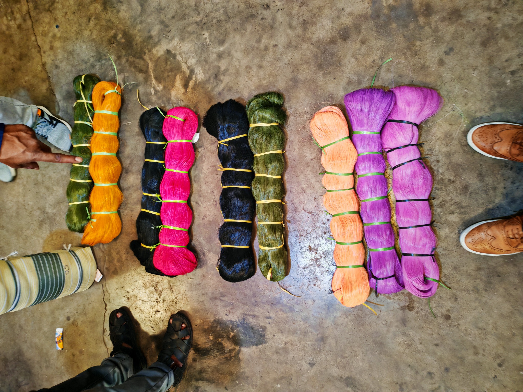 Bobinas de hilo de varios colores seleccionadas