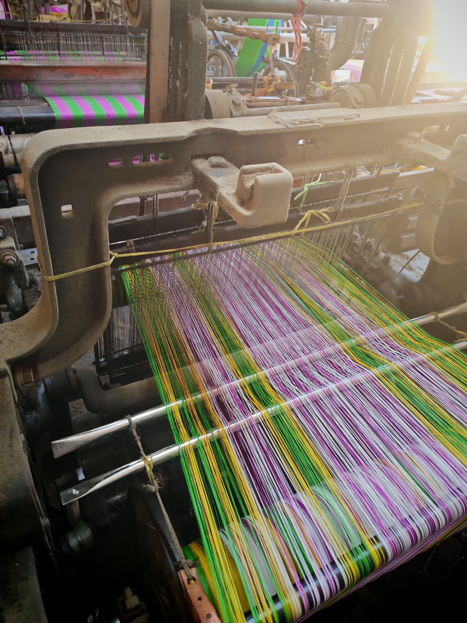 Hilos de colores en el telar
